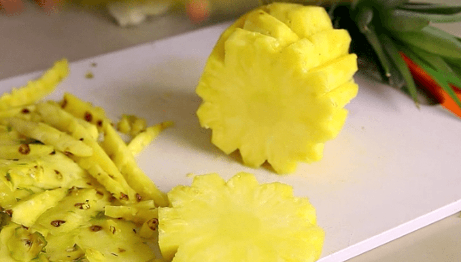 איך חותכים אננס 🍍 (עם תמונות)