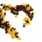 מה ההבדל בין צימוקים צהובים (בהירים) לכהים?